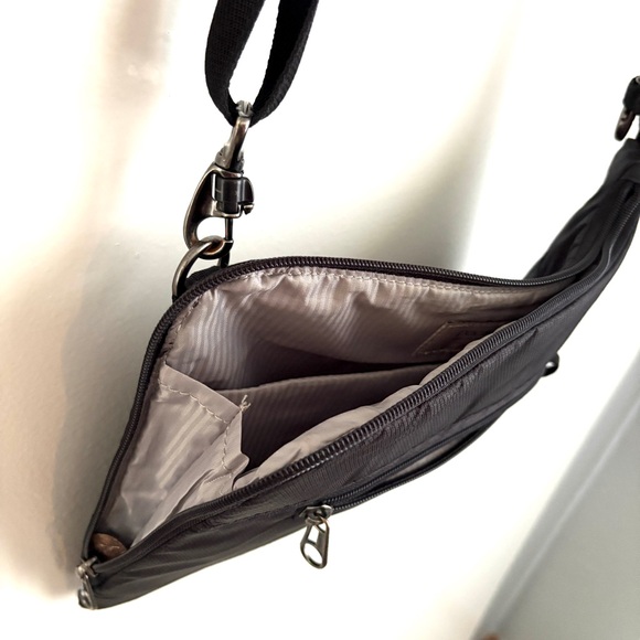 Pacsafe | Daysafe Slim Crossbody Bag Anti-Theft RFID Purse Bag Black - Picture 8 of 10